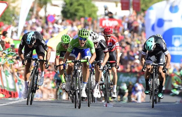 Matteo Trentin, de verde, se anota su tercera etapa en la presente Vuelta a España. ::