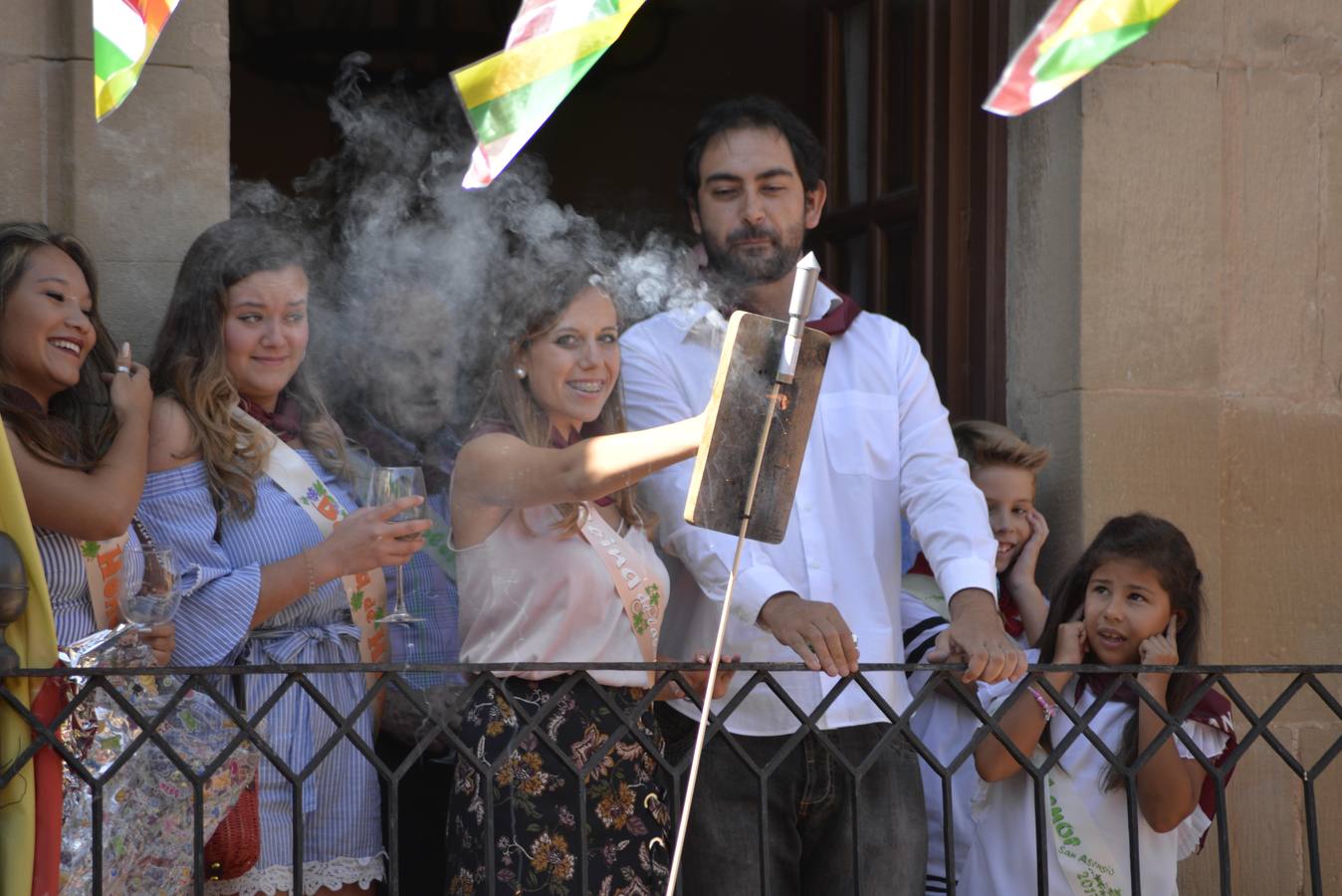 El disparo del cohete hizo estallar la emoción debajo de la balconada