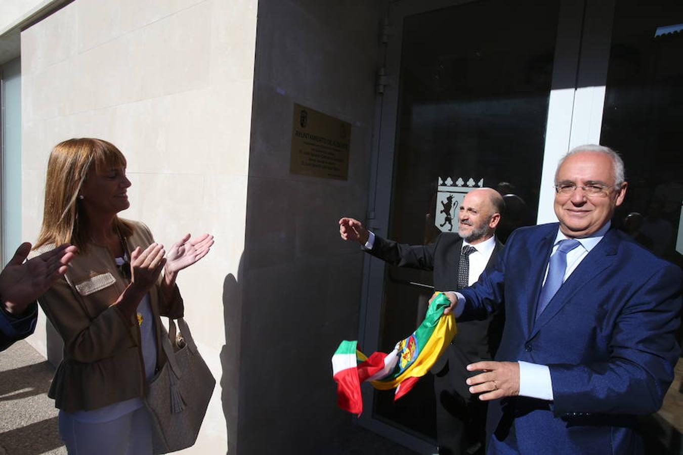 El presidente del Gobierno de La Rioja, José Ignacio Ceniceros ha participado esta maána en la inauguración del nuevo edificio que alberga el Ayuntamiento de Alberite ubicado en la Plaza José María Trevijano