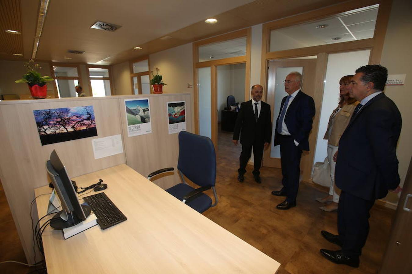 El presidente del Gobierno de La Rioja, José Ignacio Ceniceros ha participado esta maána en la inauguración del nuevo edificio que alberga el Ayuntamiento de Alberite ubicado en la Plaza José María Trevijano