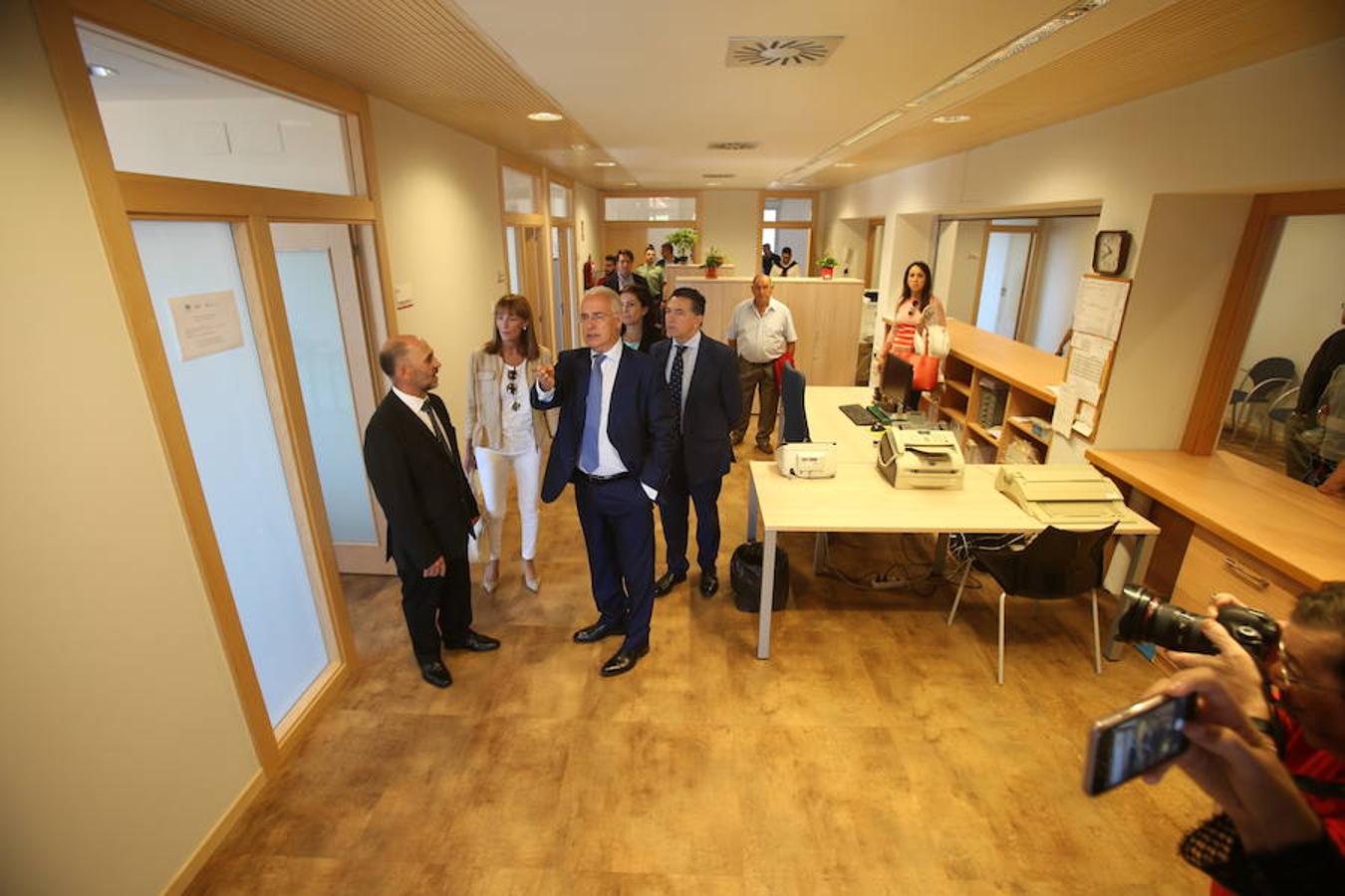 El presidente del Gobierno de La Rioja, José Ignacio Ceniceros ha participado esta maána en la inauguración del nuevo edificio que alberga el Ayuntamiento de Alberite ubicado en la Plaza José María Trevijano