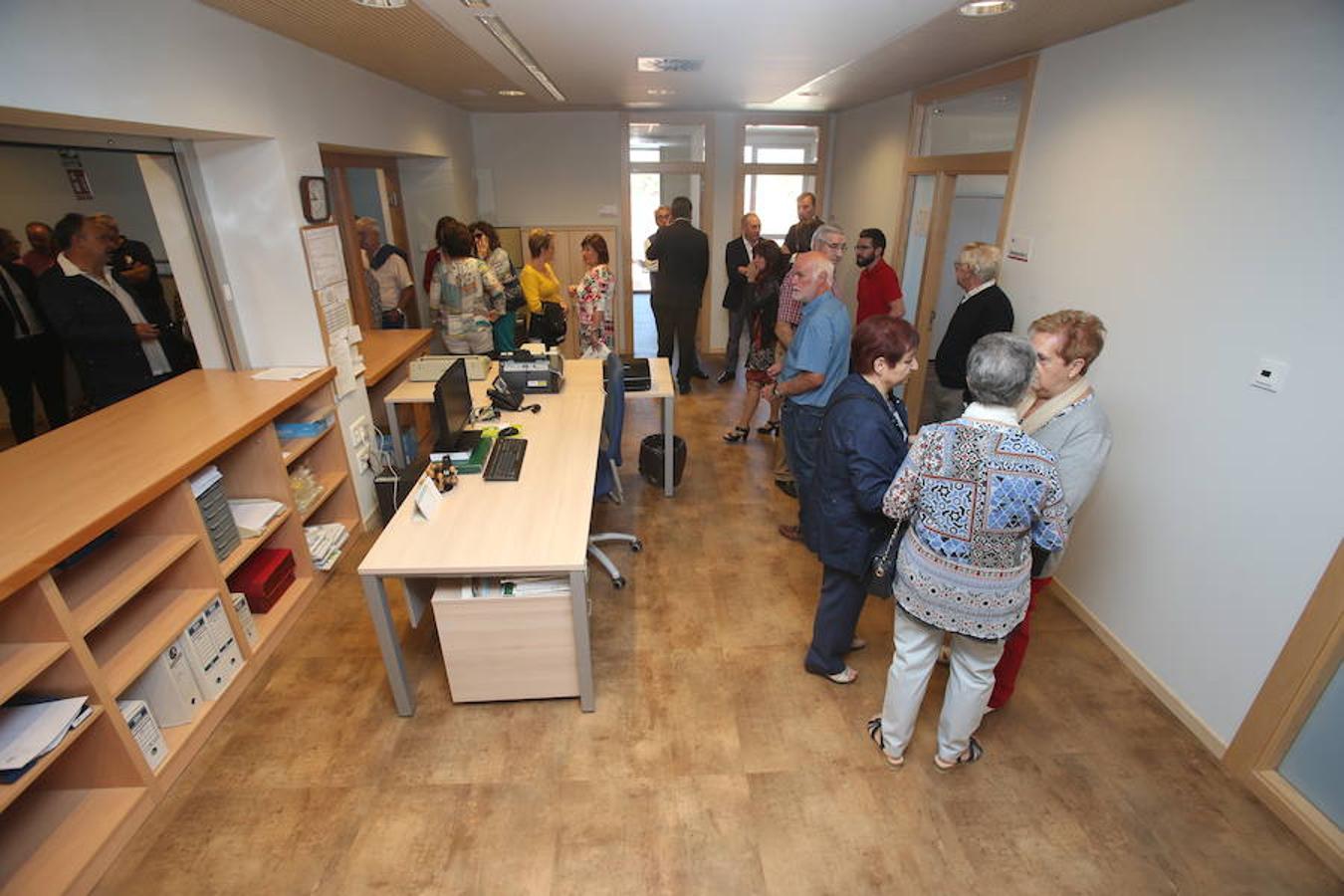 El presidente del Gobierno de La Rioja, José Ignacio Ceniceros ha participado esta maána en la inauguración del nuevo edificio que alberga el Ayuntamiento de Alberite ubicado en la Plaza José María Trevijano