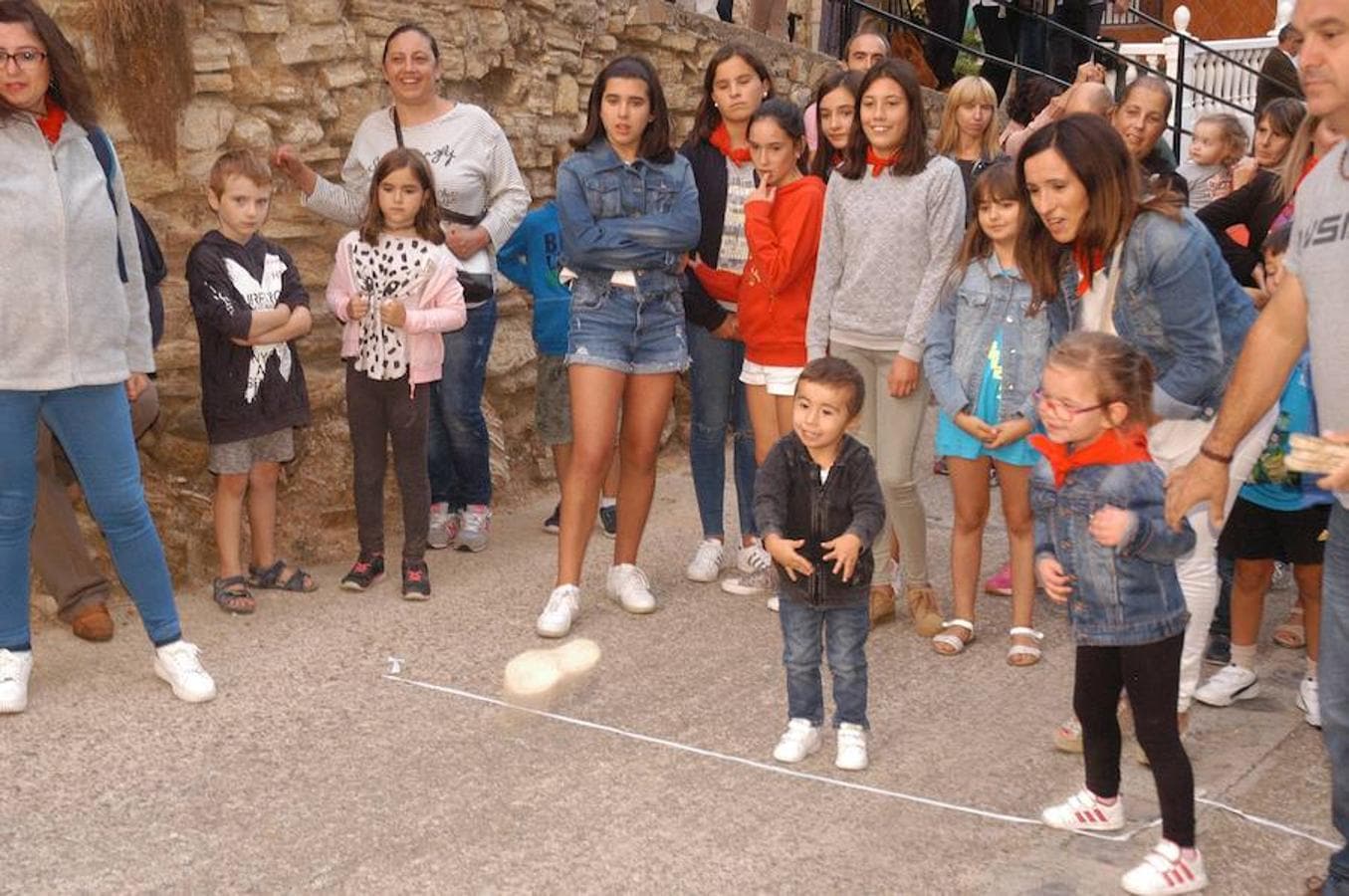 Las fiestas de Cervera siguen con paso firme y decidido, tanto como el concurso de lanzamiento de alpargata celebrado ayer y en el que participaron unos 90 aspirantes divididos en cinco categorías. Buen ambiente, gritos de ánimo y risas para todos en el tradicional concurso.