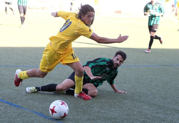 Isra, autor de dos goles, se escapa por la banda con el balón. :: juan marín