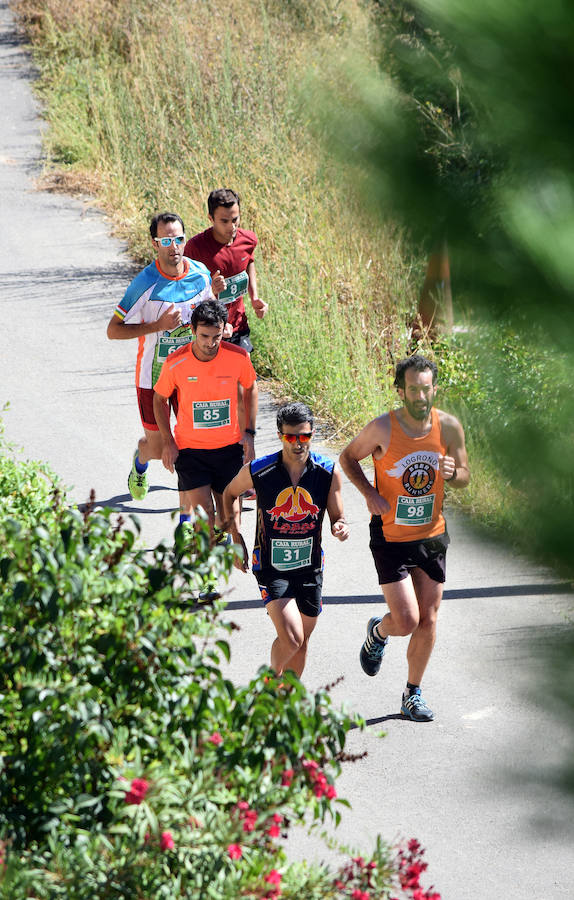 Santi Sierra y Marta Vargas fueron los primeros locales tras el atleta navarro Rubén Juániz y Rebeca Peña con motivo de la celebración de la III Legua de Navarrete (5.572 metros)