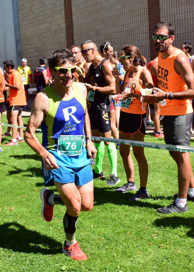 Santi Sierra y Marta Vargas fueron los primeros locales tras el atleta navarro Rubén Juániz y Rebeca Peña con motivo de la celebración de la III Legua de Navarrete (5.572 metros)