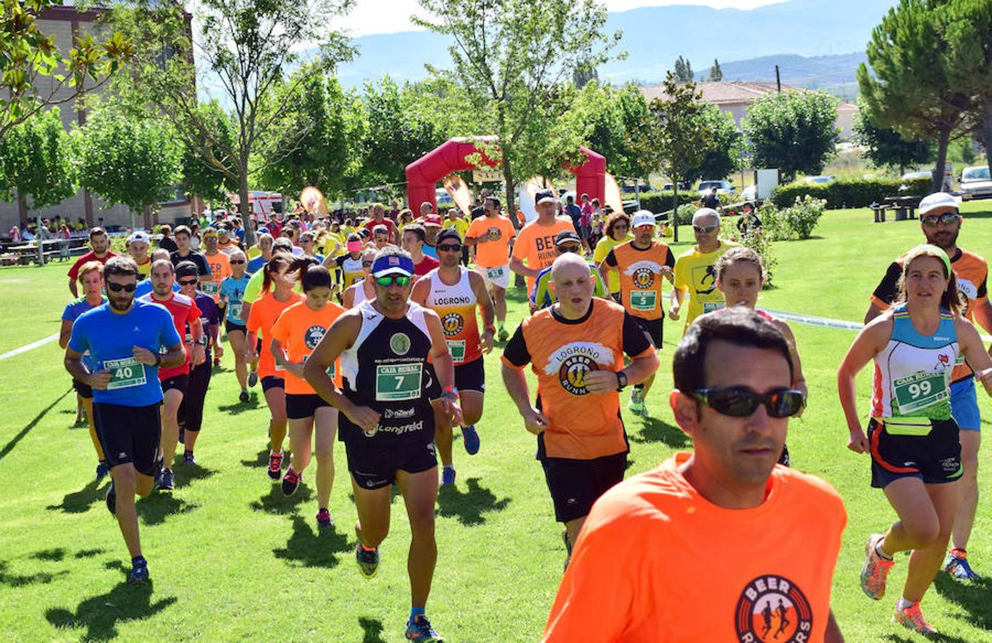 Santi Sierra y Marta Vargas fueron los primeros locales tras el atleta navarro Rubén Juániz y Rebeca Peña con motivo de la celebración de la III Legua de Navarrete (5.572 metros)