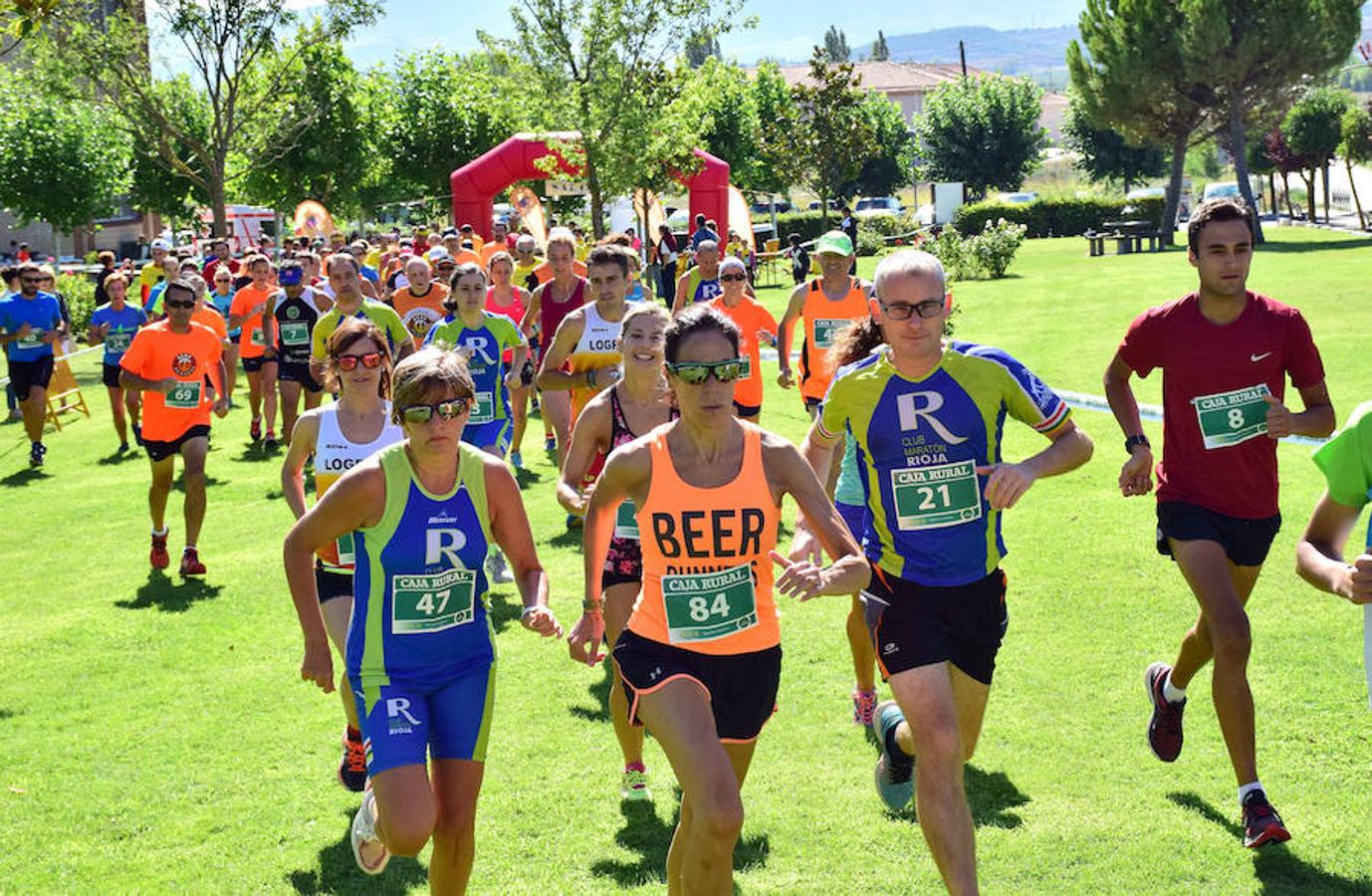 Santi Sierra y Marta Vargas fueron los primeros locales tras el atleta navarro Rubén Juániz y Rebeca Peña con motivo de la celebración de la III Legua de Navarrete (5.572 metros)