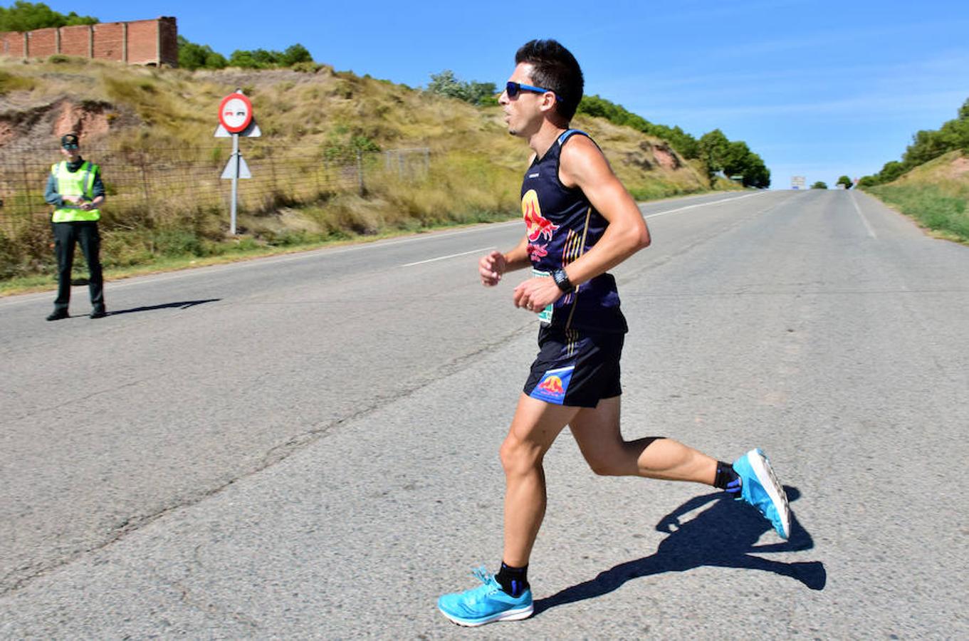 Santi Sierra y Marta Vargas fueron los primeros locales tras el atleta navarro Rubén Juániz y Rebeca Peña con motivo de la celebración de la III Legua de Navarrete (5.572 metros)