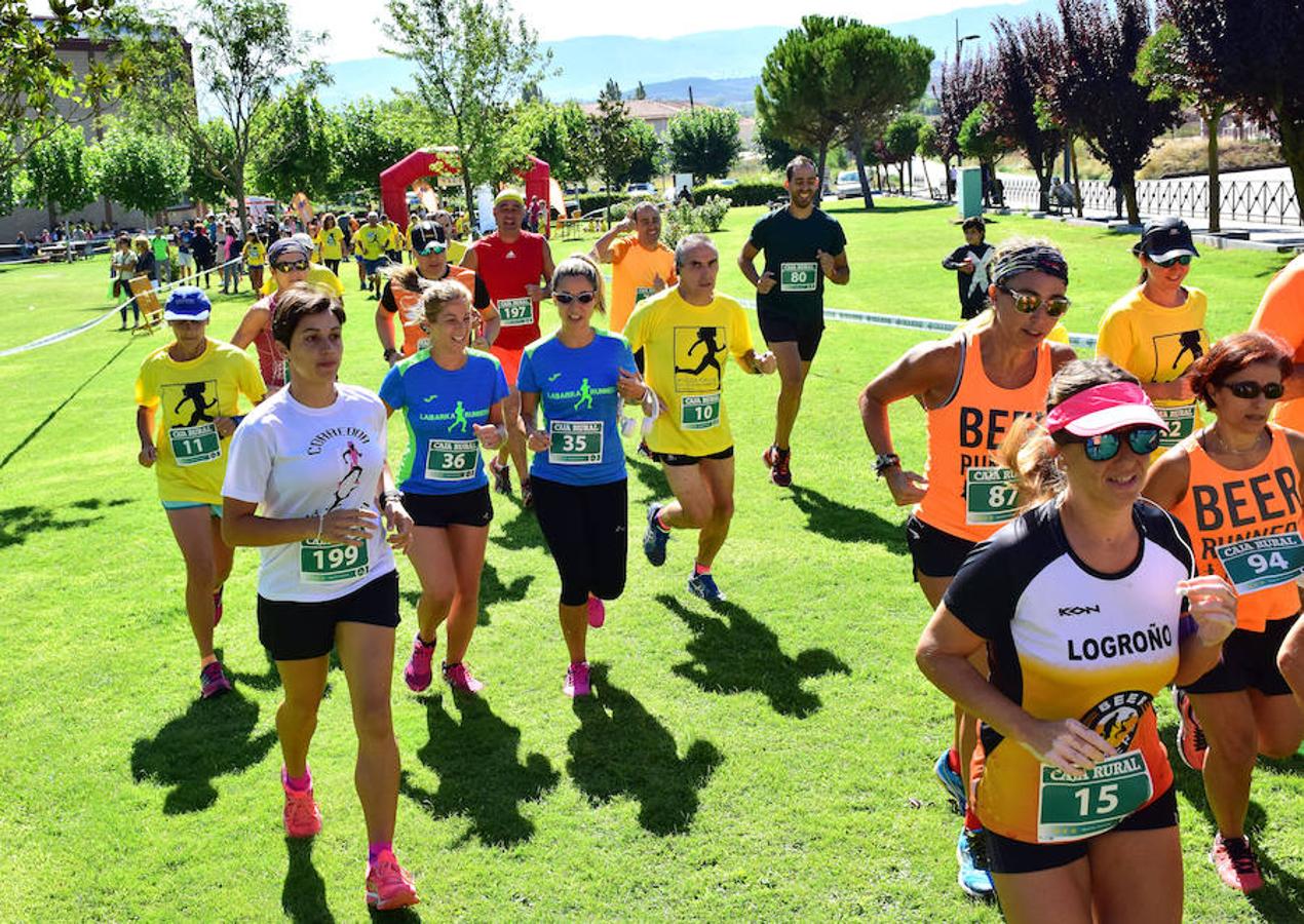 Santi Sierra y Marta Vargas fueron los primeros locales tras el atleta navarro Rubén Juániz y Rebeca Peña con motivo de la celebración de la III Legua de Navarrete (5.572 metros)