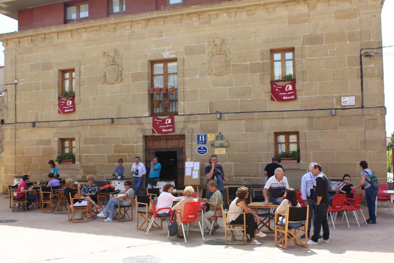 Arte y vino para promocionar Ábalos. La piedra caliza de la localidad vivió una jornada festiva con motivo de la celebración de la vigésima edición de 'Puertas abiertas'.