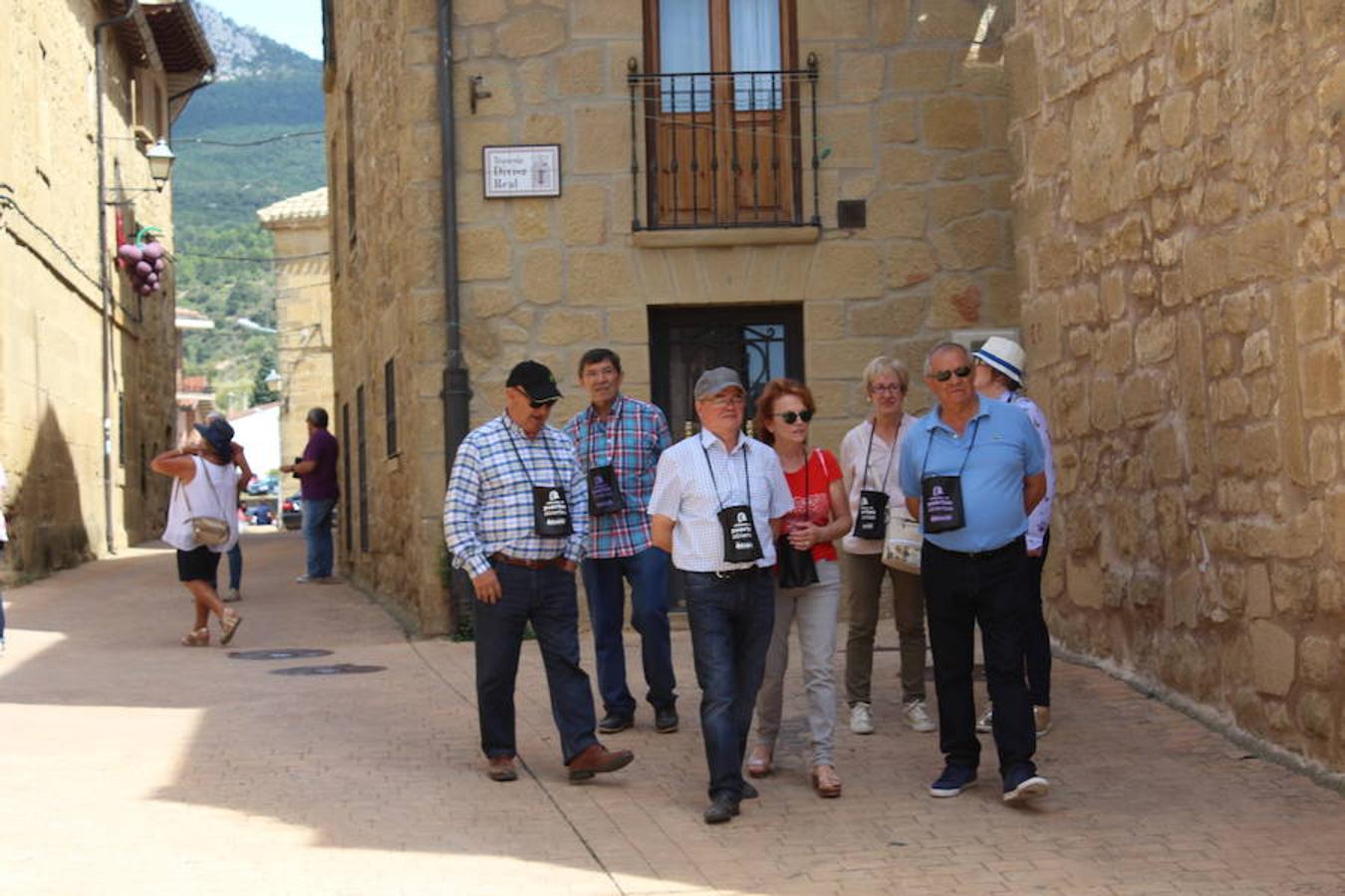 Arte y vino para promocionar Ábalos. La piedra caliza de la localidad vivió una jornada festiva con motivo de la celebración de la vigésima edición de 'Puertas abiertas'.