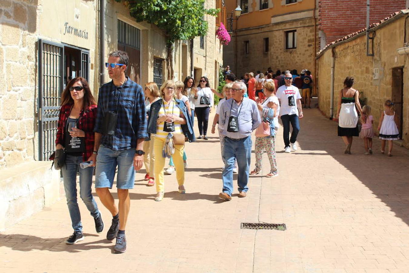 Arte y vino para promocionar Ábalos. La piedra caliza de la localidad vivió una jornada festiva con motivo de la celebración de la vigésima edición de 'Puertas abiertas'.