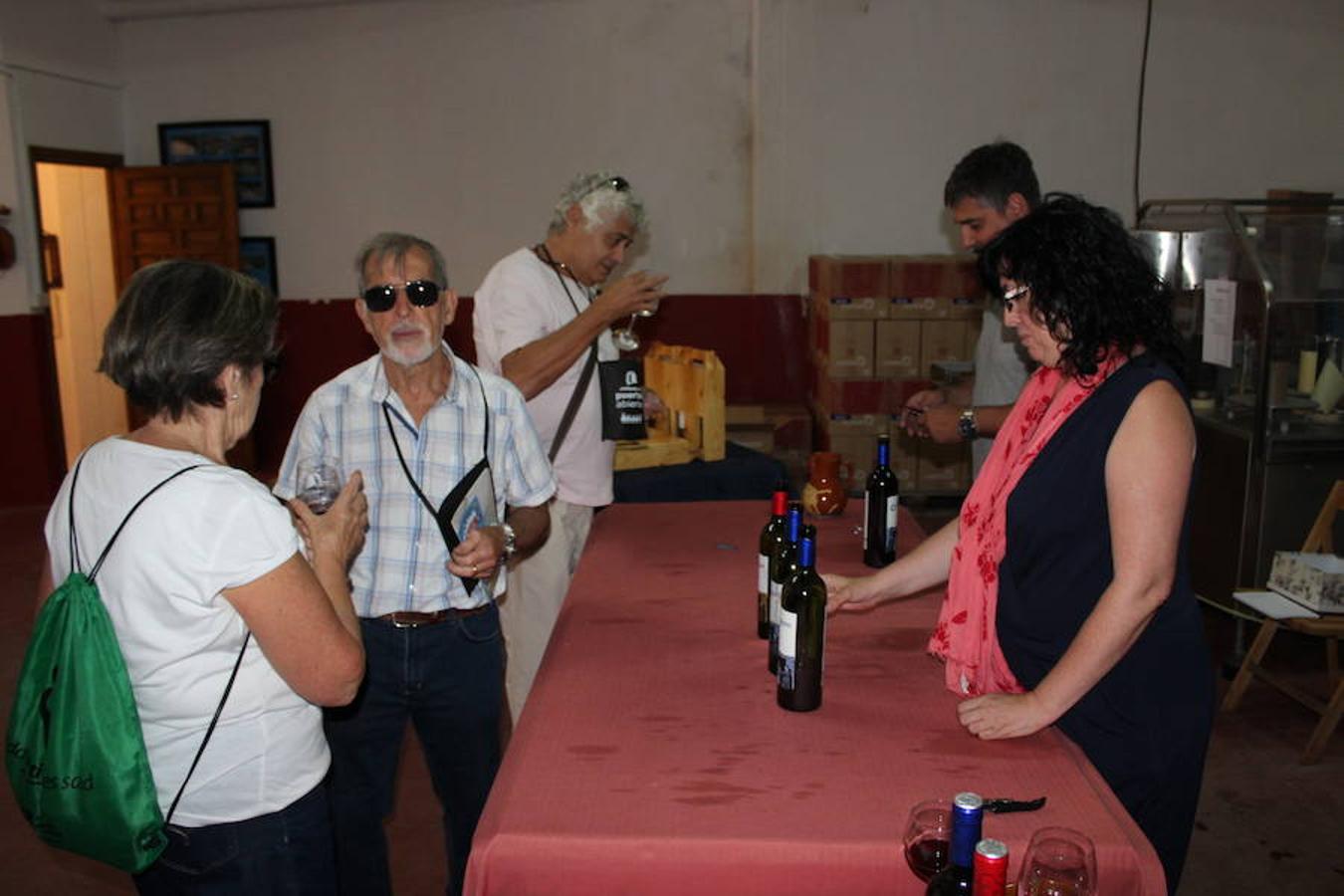 Arte y vino para promocionar Ábalos. La piedra caliza de la localidad vivió una jornada festiva con motivo de la celebración de la vigésima edición de 'Puertas abiertas'.