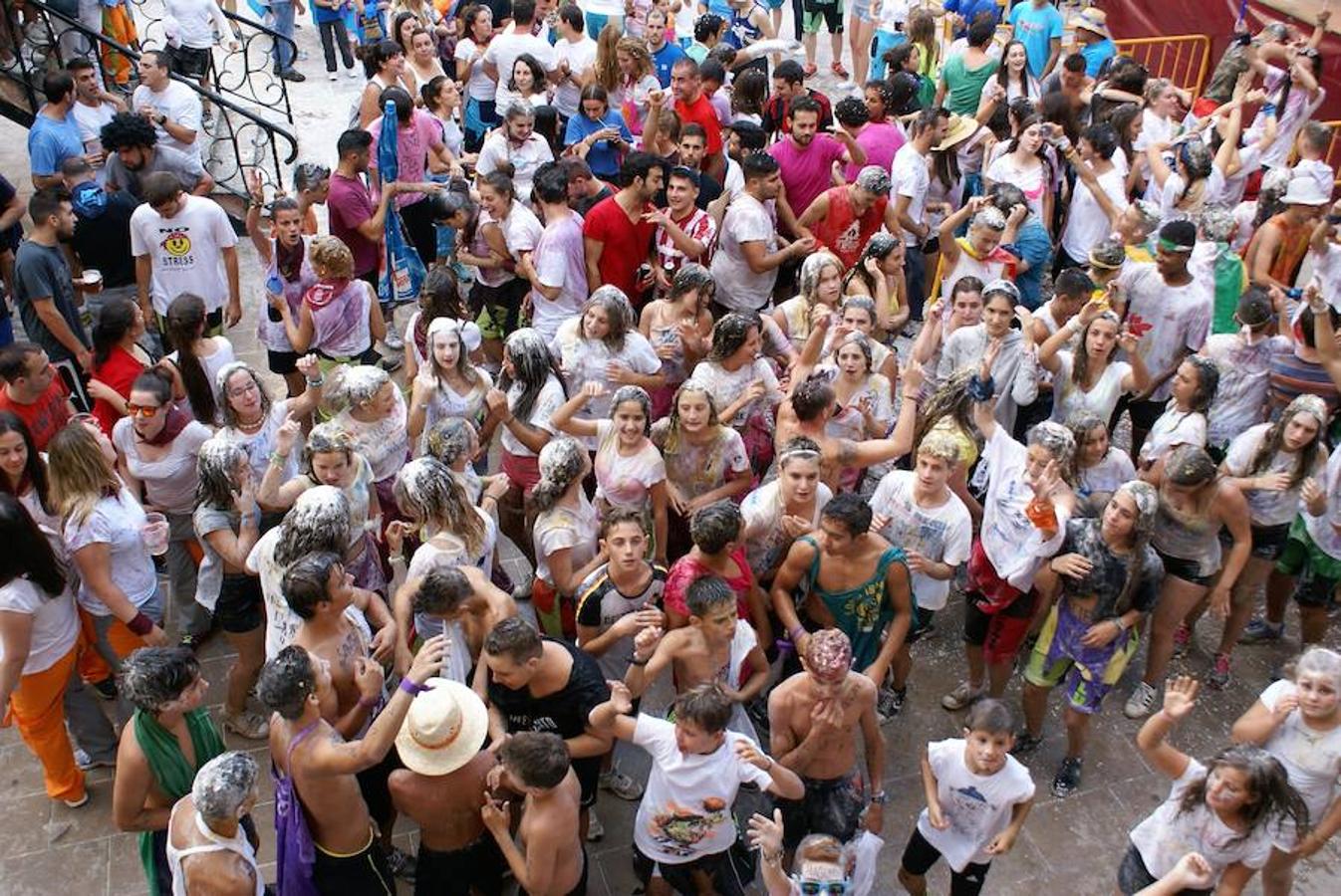 Cenicero ya lleva un día completo entregado a sus fiestas patronales. Las ganas de fiesta y el masivo cohete fueron una señal inequívoca de las ganas de diversión.