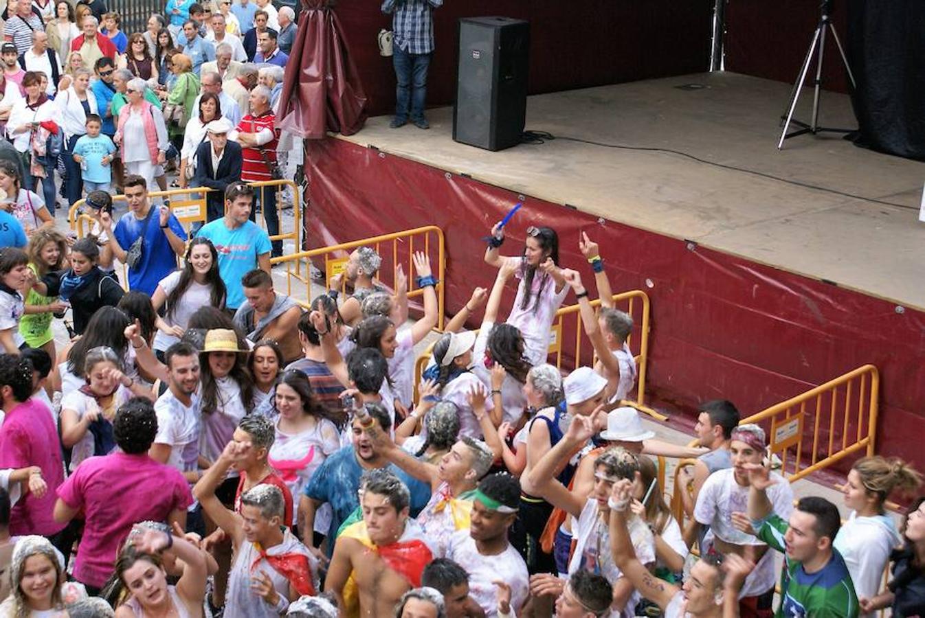 Cenicero ya lleva un día completo entregado a sus fiestas patronales. Las ganas de fiesta y el masivo cohete fueron una señal inequívoca de las ganas de diversión.