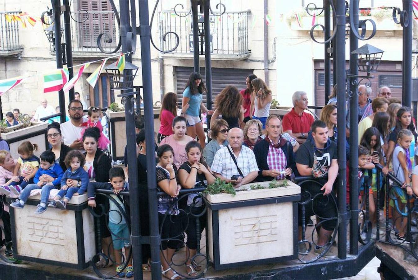 Cenicero ya lleva un día completo entregado a sus fiestas patronales. Las ganas de fiesta y el masivo cohete fueron una señal inequívoca de las ganas de diversión.