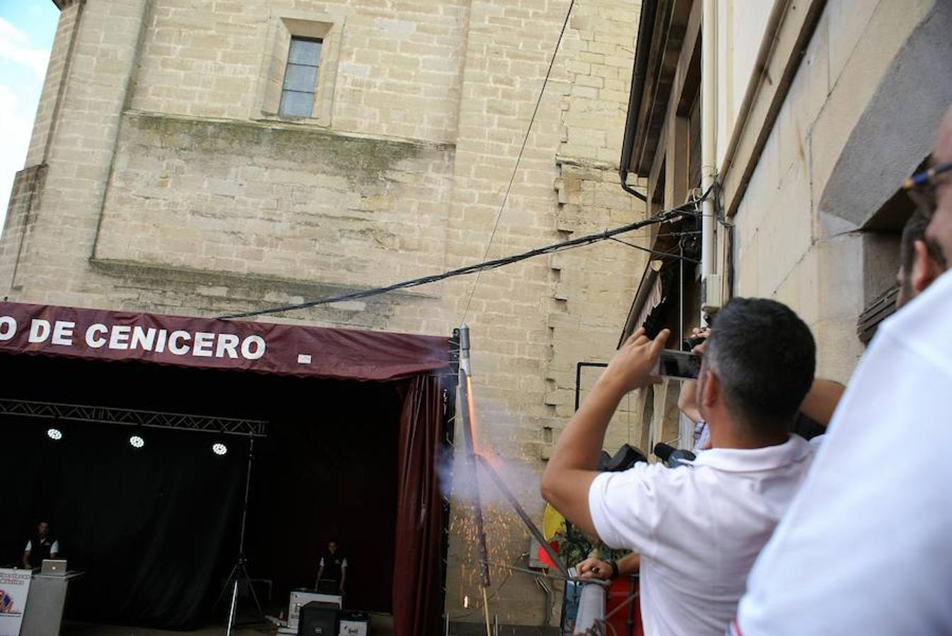 Cenicero ya lleva un día completo entregado a sus fiestas patronales. Las ganas de fiesta y el masivo cohete fueron una señal inequívoca de las ganas de diversión.