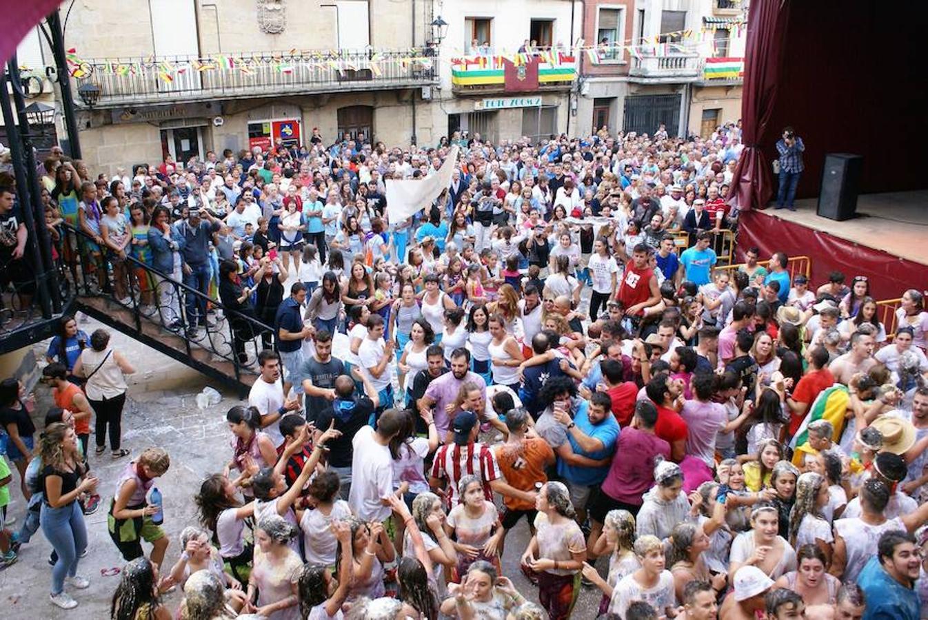 Cenicero ya lleva un día completo entregado a sus fiestas patronales. Las ganas de fiesta y el masivo cohete fueron una señal inequívoca de las ganas de diversión.