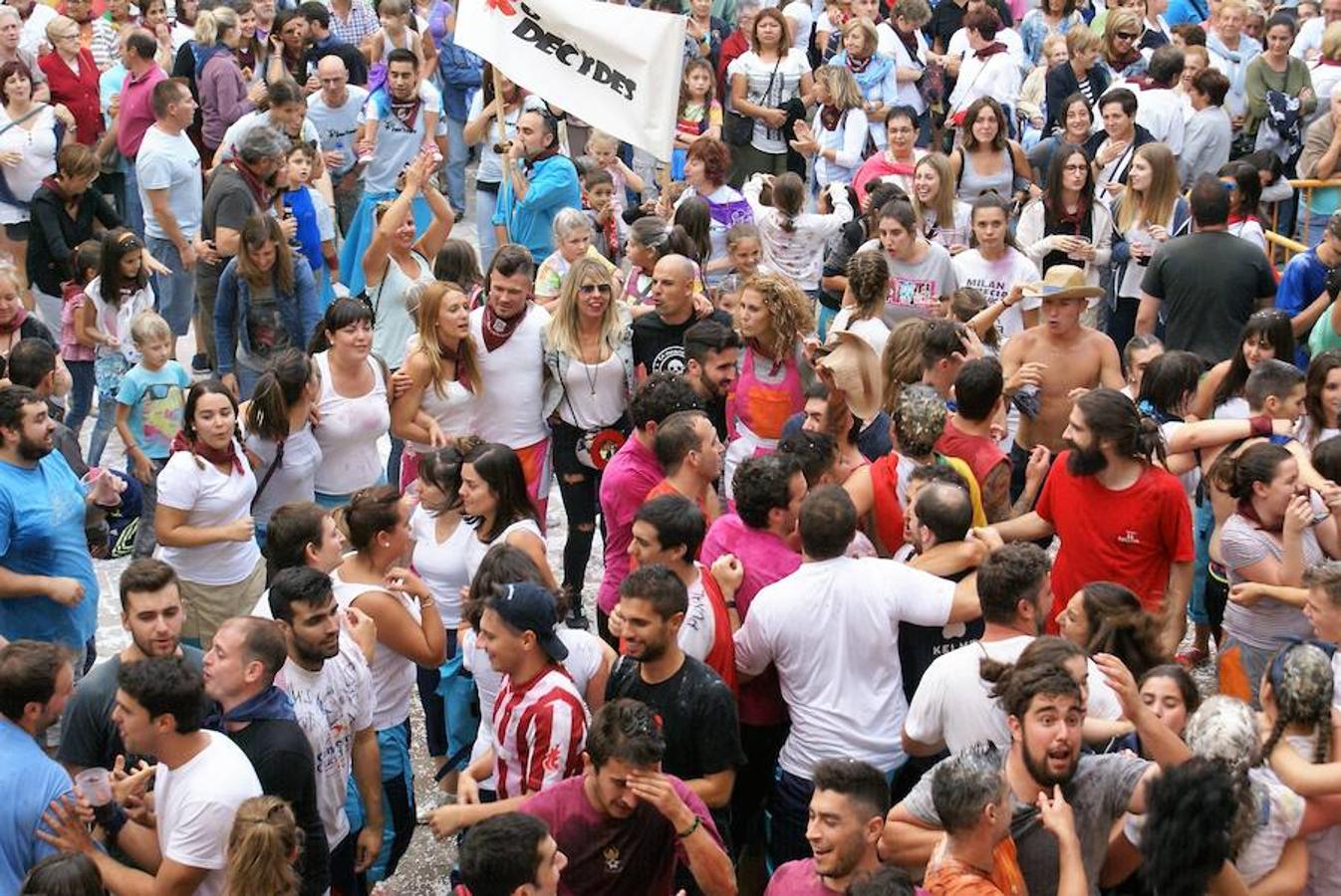 Cenicero ya lleva un día completo entregado a sus fiestas patronales. Las ganas de fiesta y el masivo cohete fueron una señal inequívoca de las ganas de diversión.