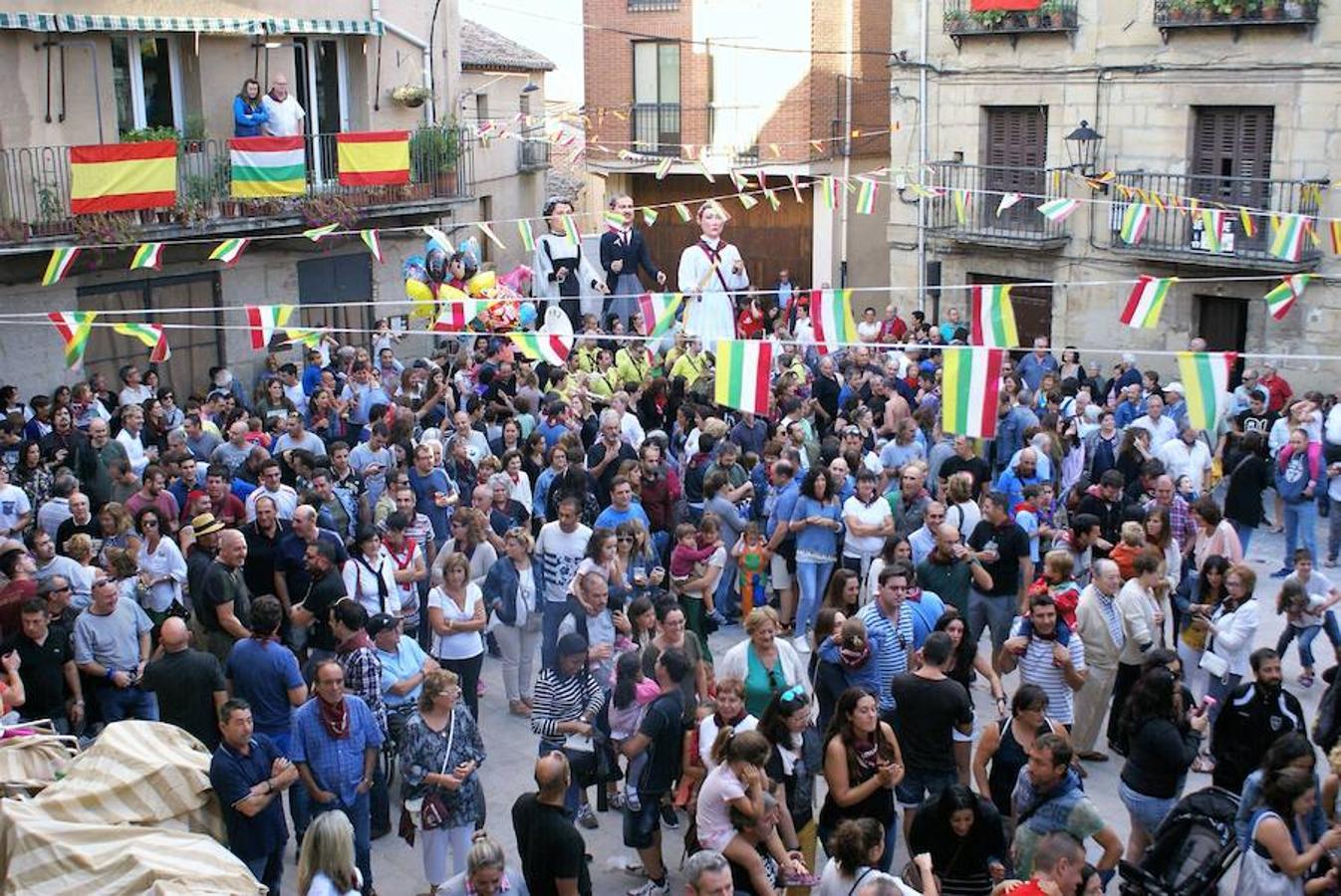 Cenicero ya lleva un día completo entregado a sus fiestas patronales. Las ganas de fiesta y el masivo cohete fueron una señal inequívoca de las ganas de diversión.