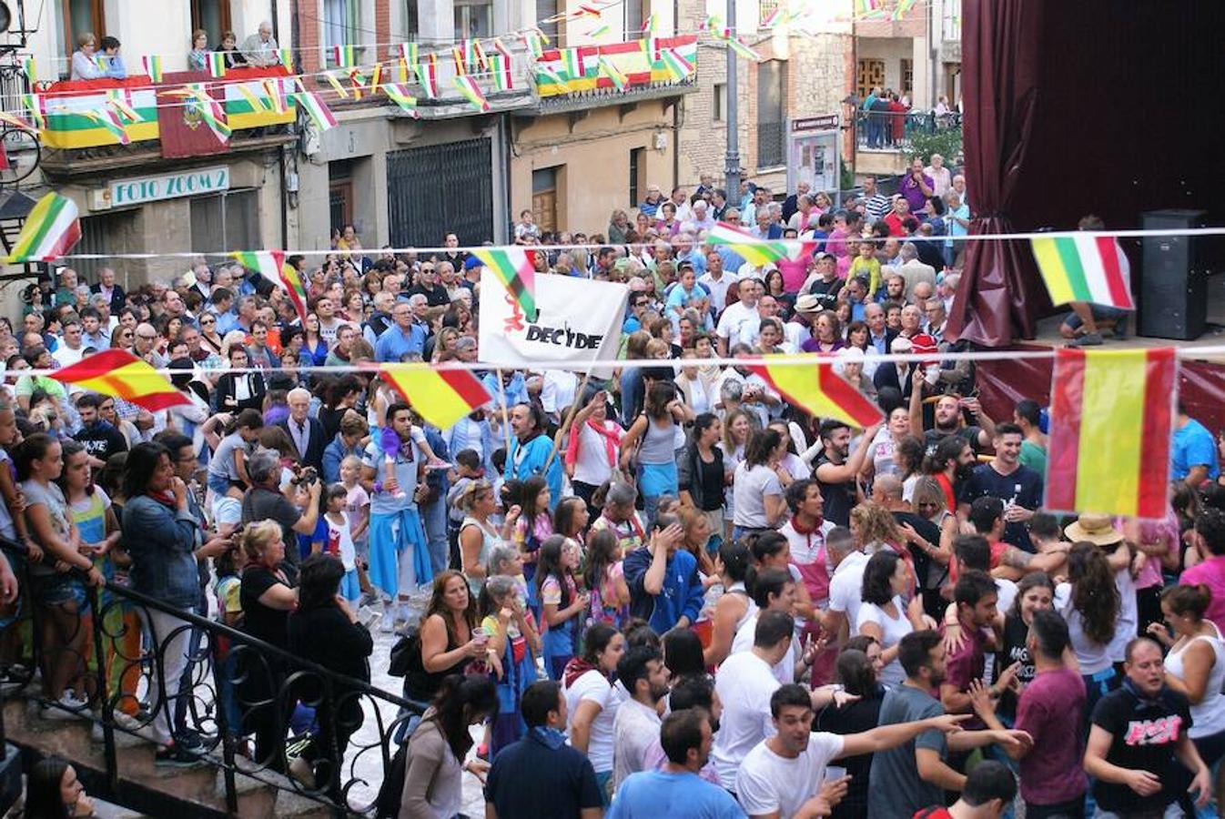 Cenicero ya lleva un día completo entregado a sus fiestas patronales. Las ganas de fiesta y el masivo cohete fueron una señal inequívoca de las ganas de diversión.