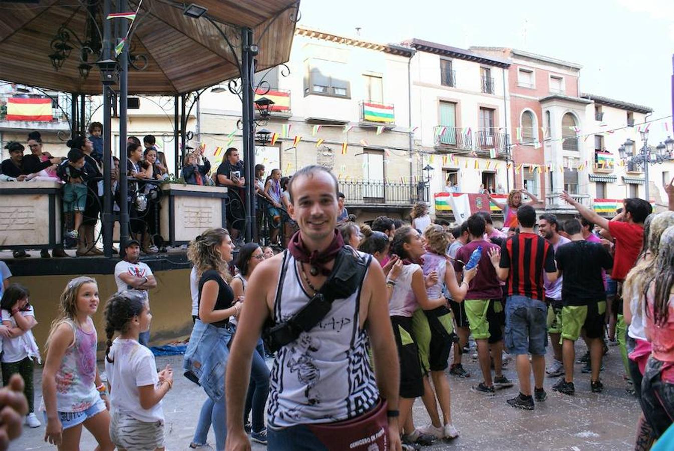 Cenicero ya lleva un día completo entregado a sus fiestas patronales. Las ganas de fiesta y el masivo cohete fueron una señal inequívoca de las ganas de diversión.