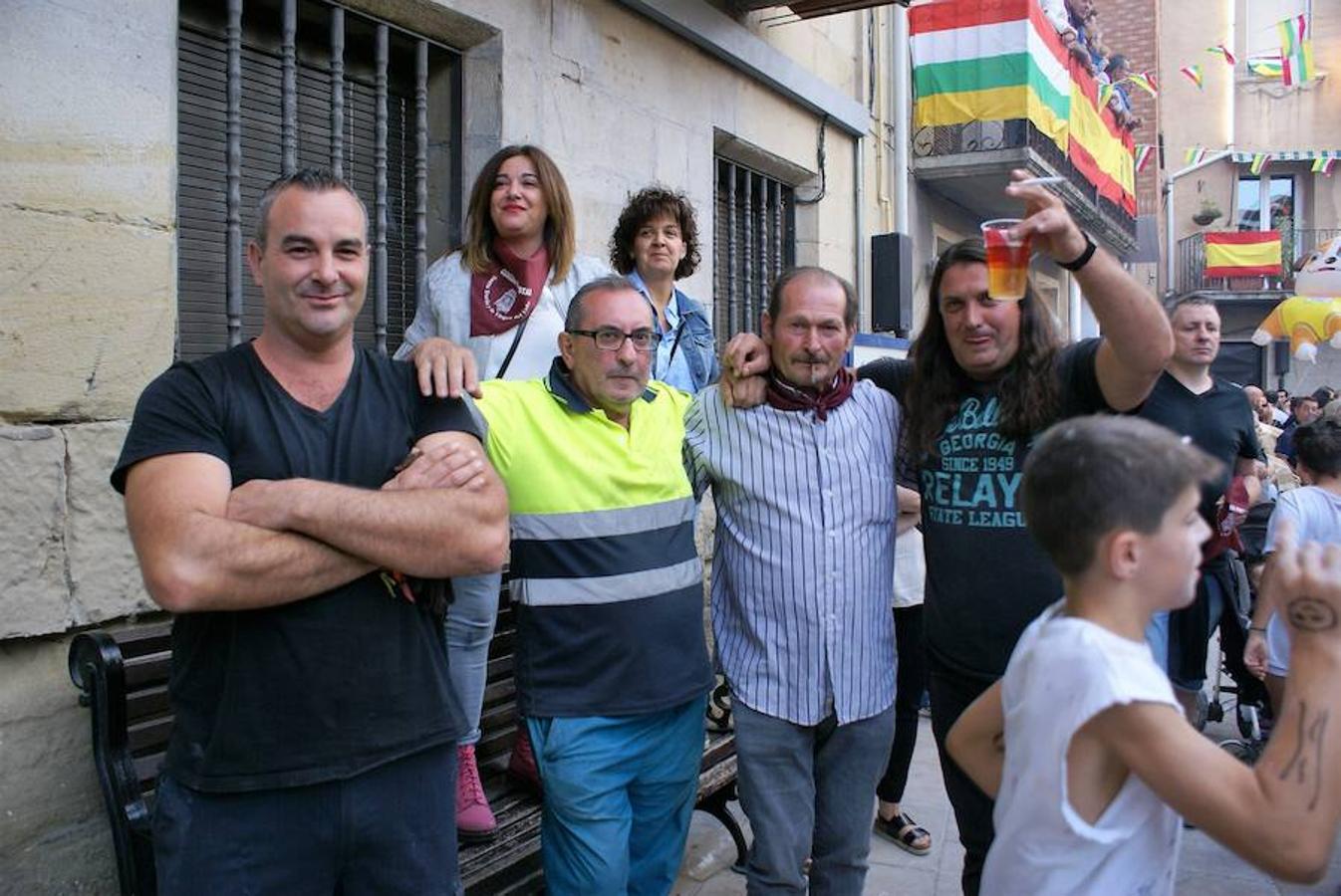 Cenicero ya lleva un día completo entregado a sus fiestas patronales. Las ganas de fiesta y el masivo cohete fueron una señal inequívoca de las ganas de diversión.