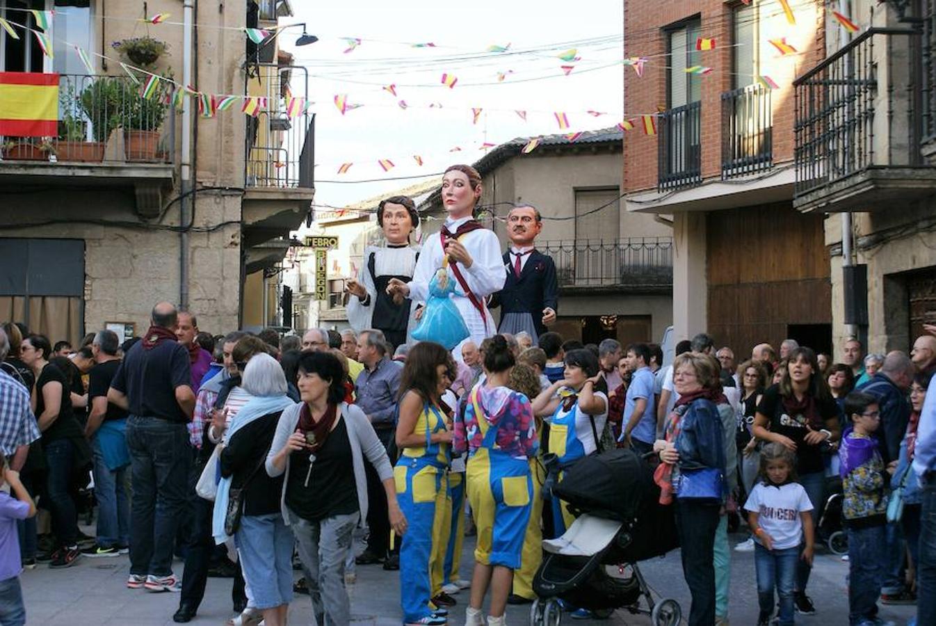 Cenicero ya lleva un día completo entregado a sus fiestas patronales. Las ganas de fiesta y el masivo cohete fueron una señal inequívoca de las ganas de diversión.