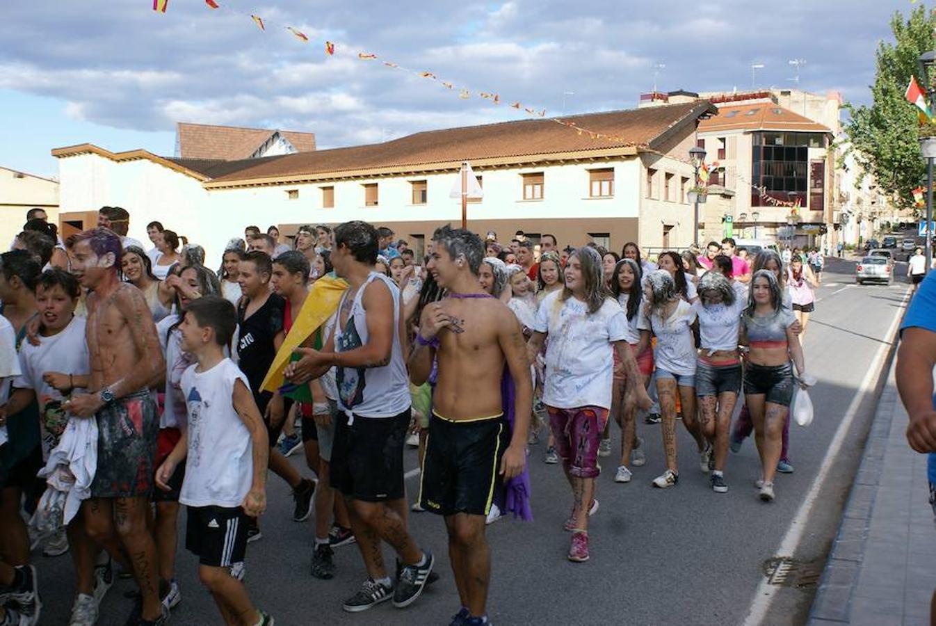 Cenicero ya lleva un día completo entregado a sus fiestas patronales. Las ganas de fiesta y el masivo cohete fueron una señal inequívoca de las ganas de diversión.