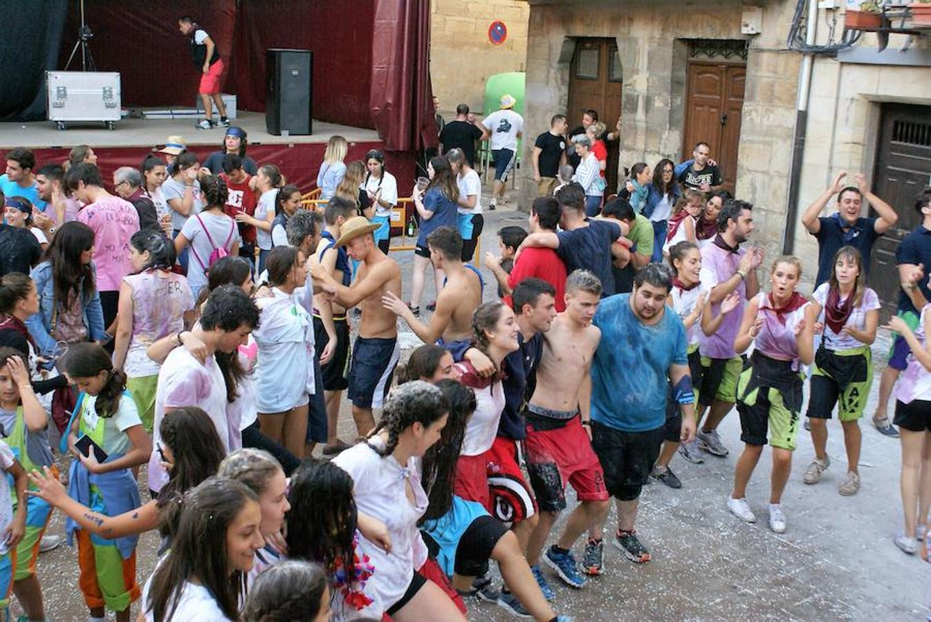 Cenicero ya lleva un día completo entregado a sus fiestas patronales. Las ganas de fiesta y el masivo cohete fueron una señal inequívoca de las ganas de diversión.