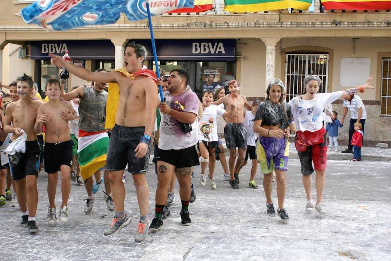 Cenicero ya lleva un día completo entregado a sus fiestas patronales. Las ganas de fiesta y el masivo cohete fueron una señal inequívoca de las ganas de diversión.