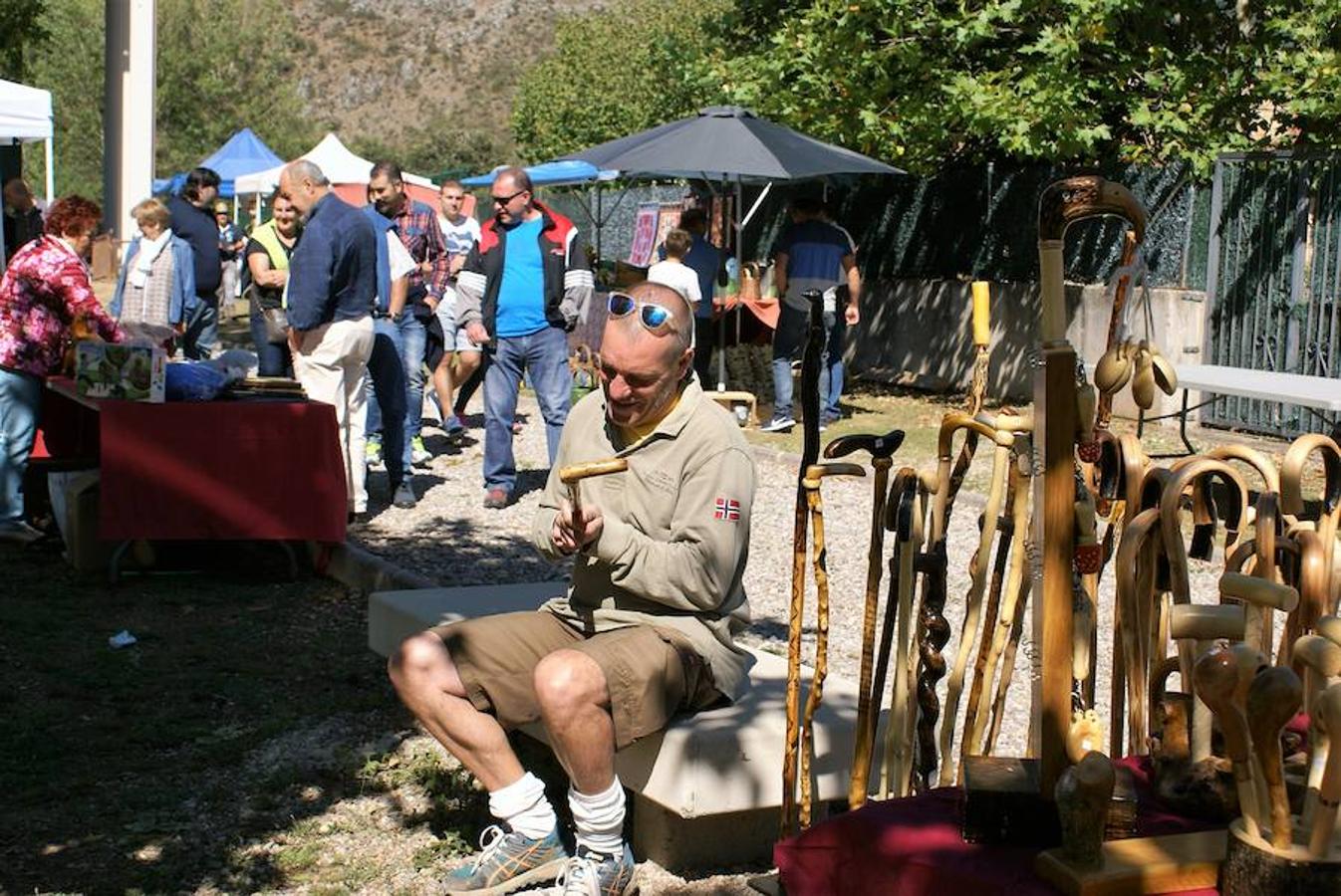 Tradición ganadera en Canales de la Sierra donde ayer se vivió su tradicional feria de ganado. Artesanía y productos de la tierra acompañaron una actividad que pelea por mantener su espacio y conservar el medio