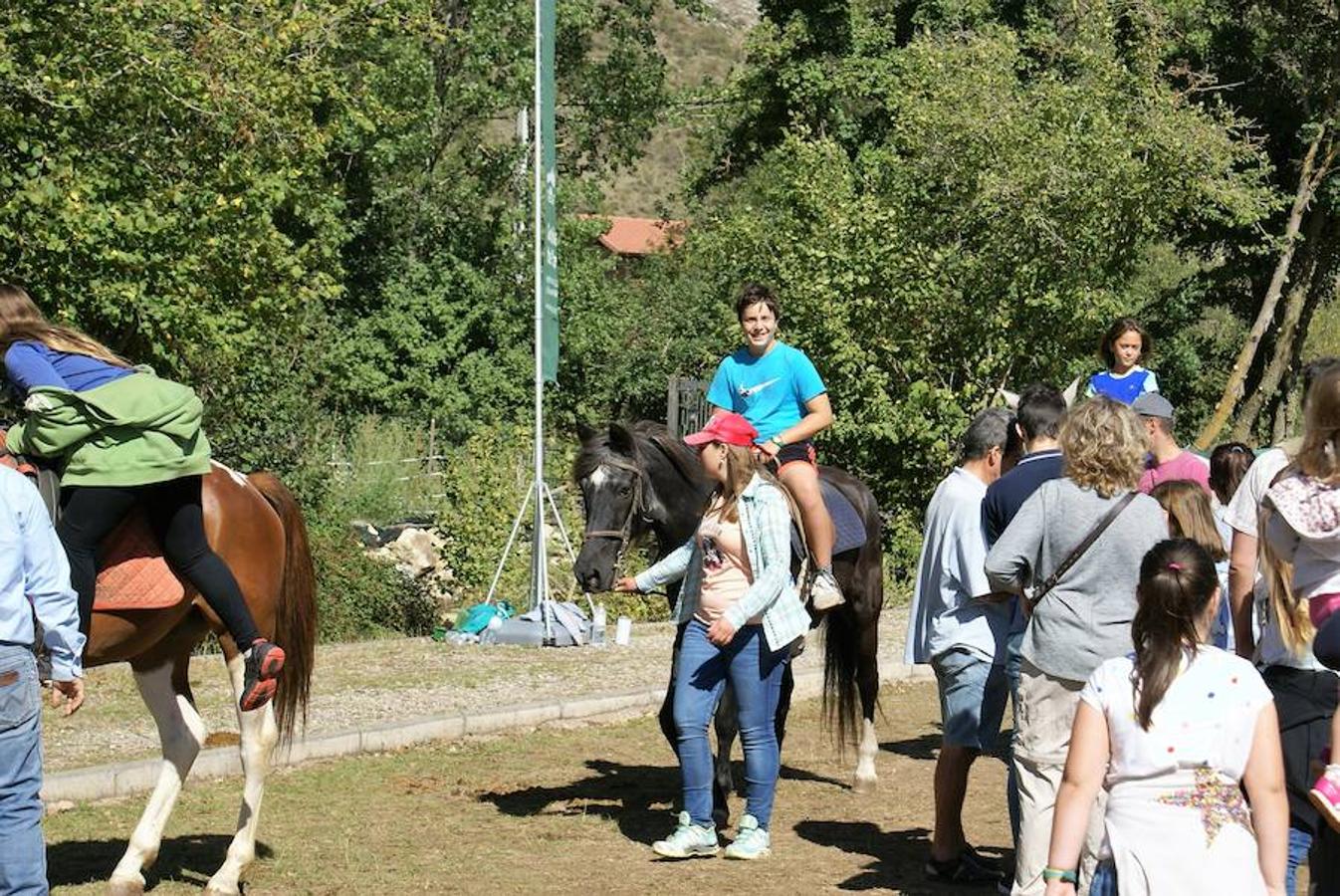 Tradición ganadera en Canales de la Sierra donde ayer se vivió su tradicional feria de ganado. Artesanía y productos de la tierra acompañaron una actividad que pelea por mantener su espacio y conservar el medio