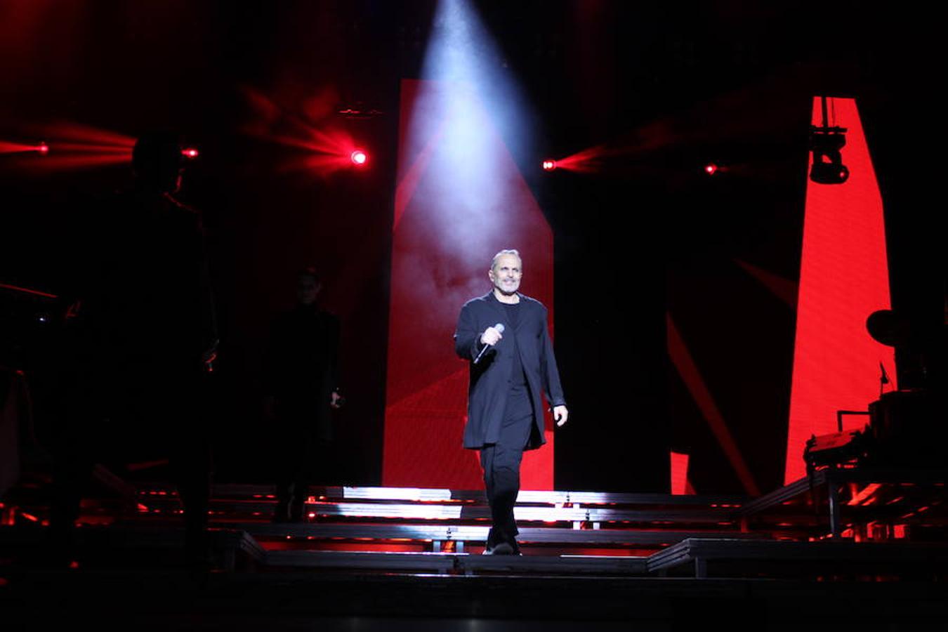 El polifacético artista Miguel Bosé protagonizó anoche un multitudinario concierto en el Arnedo Arena en el que presentó los temas de su nuevo álbum.