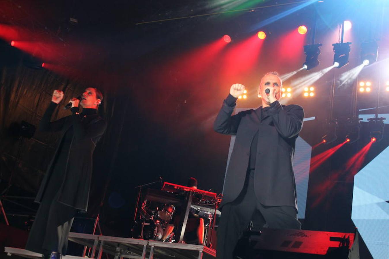 El polifacético artista Miguel Bosé protagonizó anoche un multitudinario concierto en el Arnedo Arena en el que presentó los temas de su nuevo álbum.