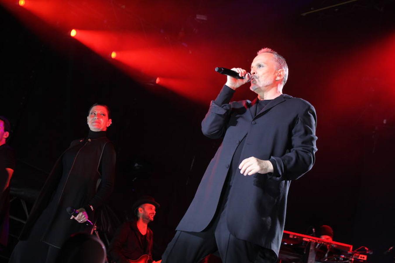 El polifacético artista Miguel Bosé protagonizó anoche un multitudinario concierto en el Arnedo Arena en el que presentó los temas de su nuevo álbum.