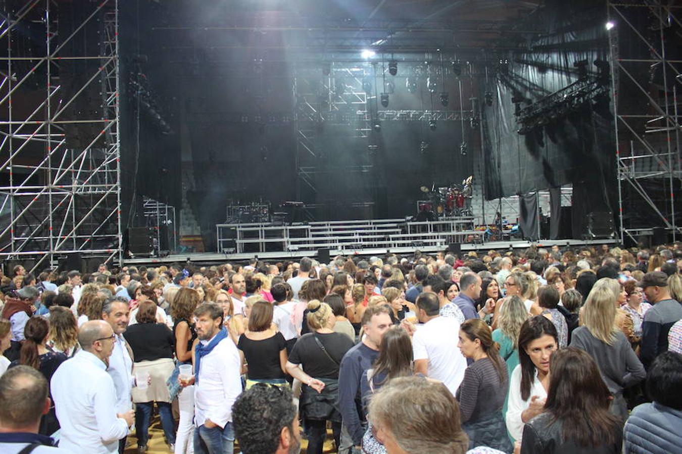 El polifacético artista Miguel Bosé protagonizó anoche un multitudinario concierto en el Arnedo Arena en el que presentó los temas de su nuevo álbum.