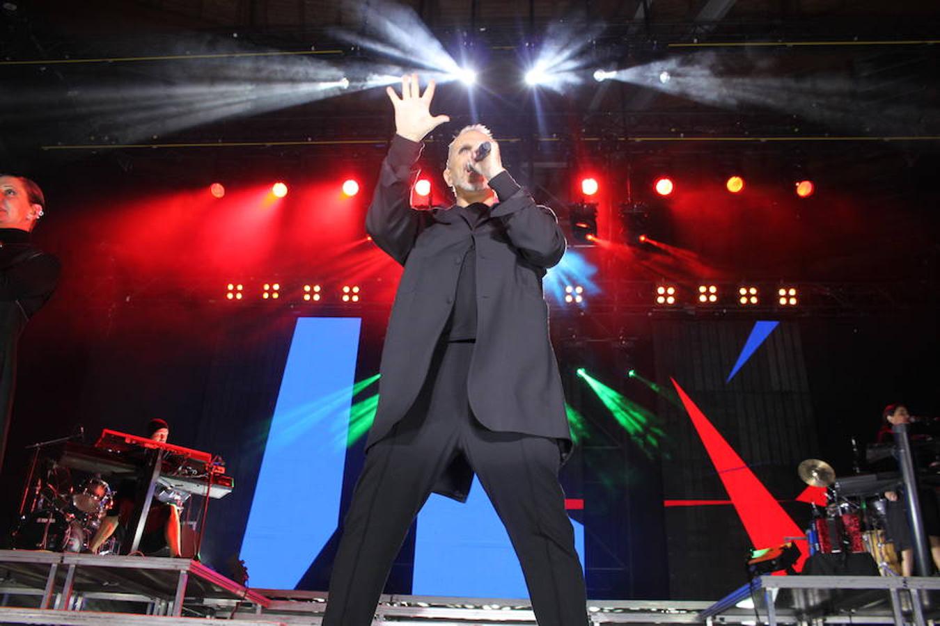 El polifacético artista Miguel Bosé protagonizó anoche un multitudinario concierto en el Arnedo Arena en el que presentó los temas de su nuevo álbum.