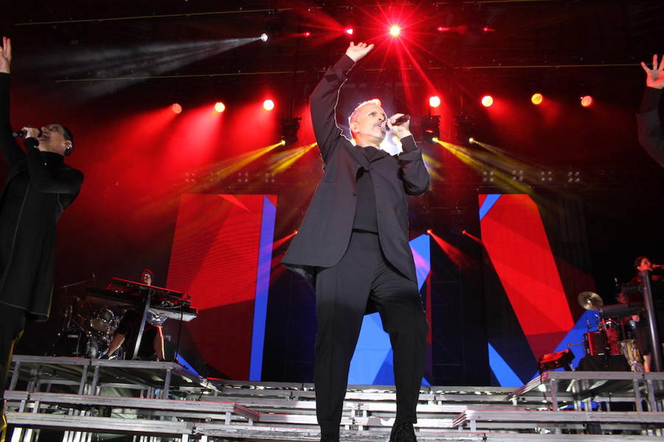 El polifacético artista Miguel Bosé protagonizó anoche un multitudinario concierto en el Arnedo Arena en el que presentó los temas de su nuevo álbum.