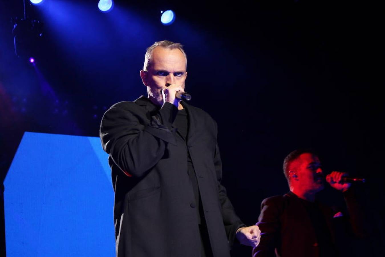 El polifacético artista Miguel Bosé protagonizó anoche un multitudinario concierto en el Arnedo Arena en el que presentó los temas de su nuevo álbum.