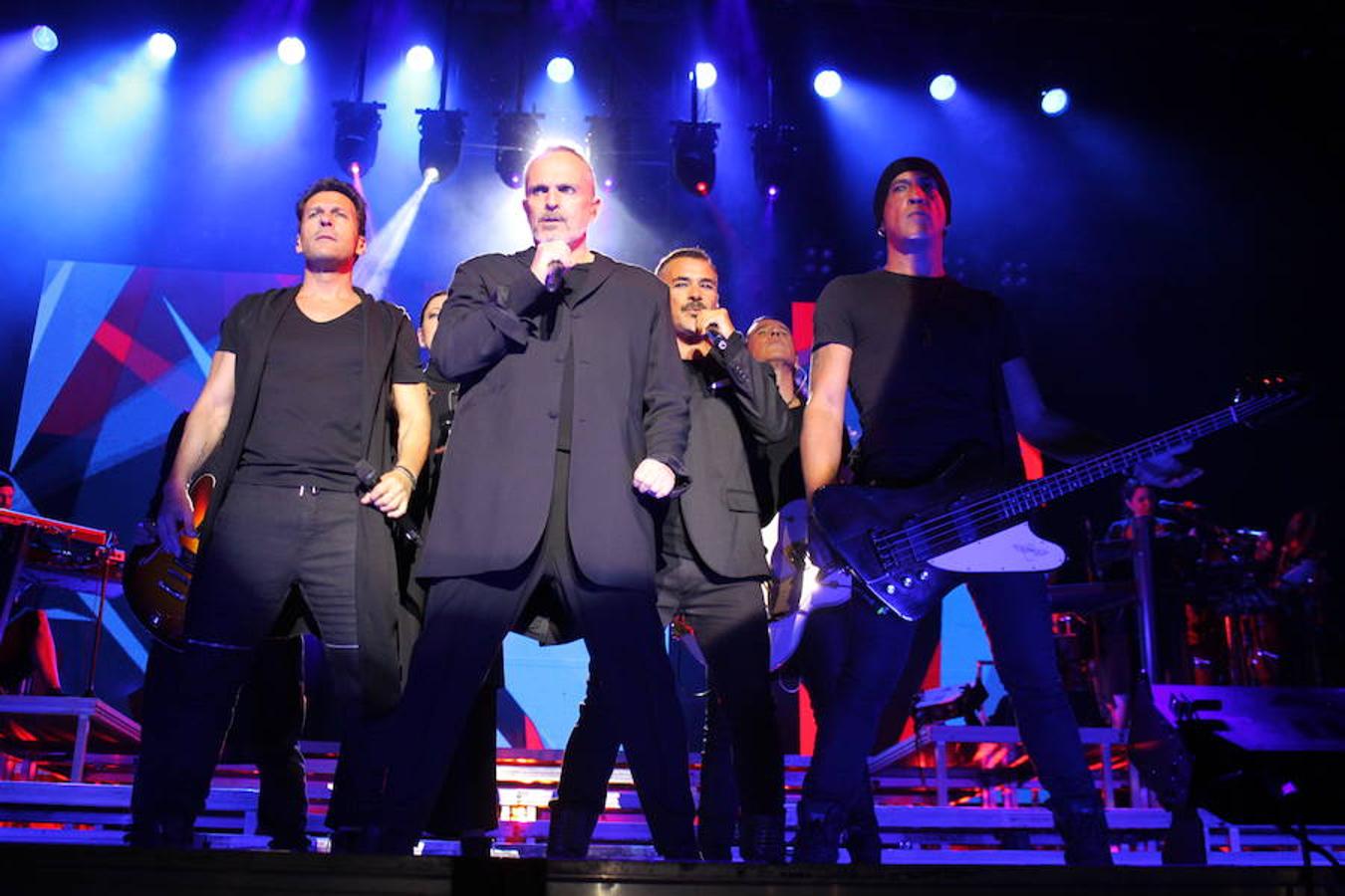 El polifacético artista Miguel Bosé protagonizó anoche un multitudinario concierto en el Arnedo Arena en el que presentó los temas de su nuevo álbum.