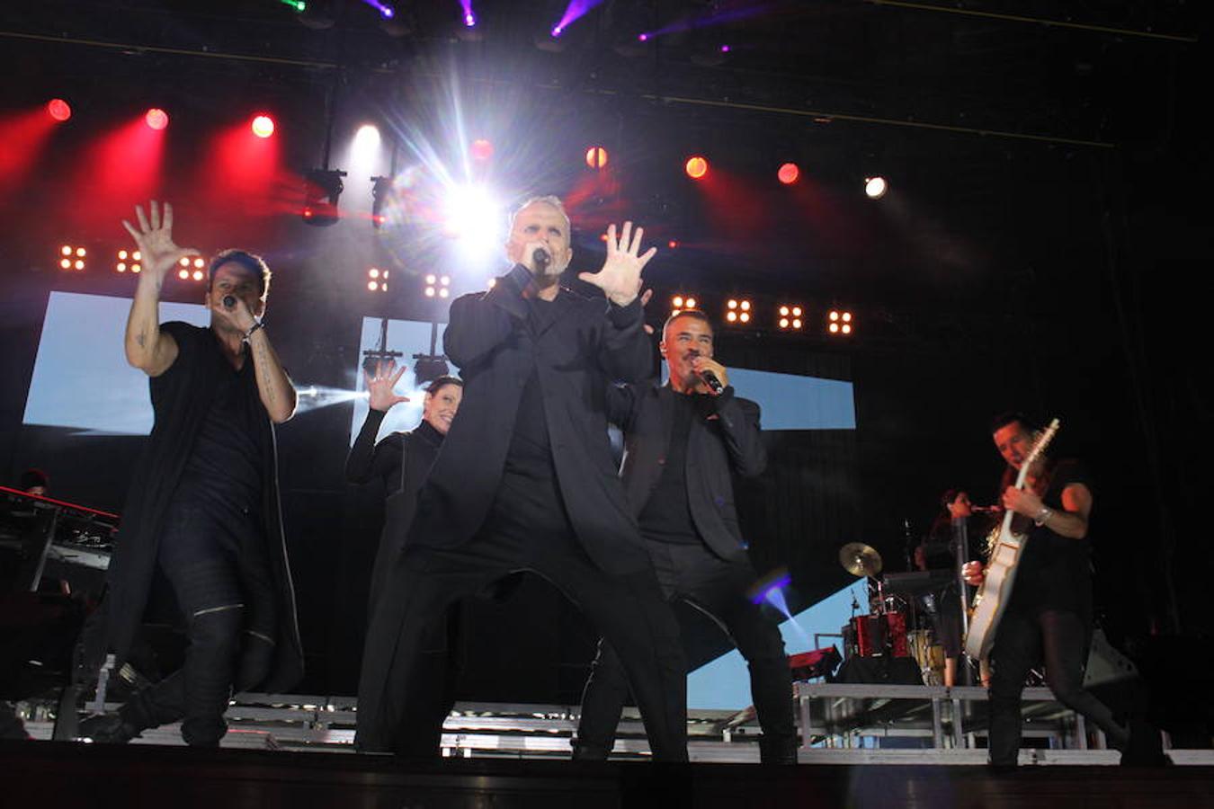 El polifacético artista Miguel Bosé protagonizó anoche un multitudinario concierto en el Arnedo Arena en el que presentó los temas de su nuevo álbum.