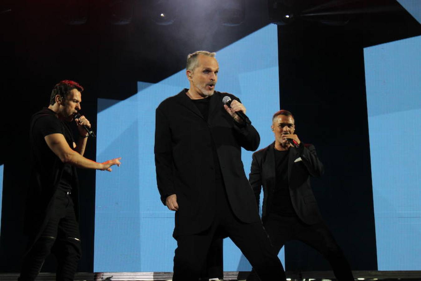 El polifacético artista Miguel Bosé protagonizó anoche un multitudinario concierto en el Arnedo Arena en el que presentó los temas de su nuevo álbum.