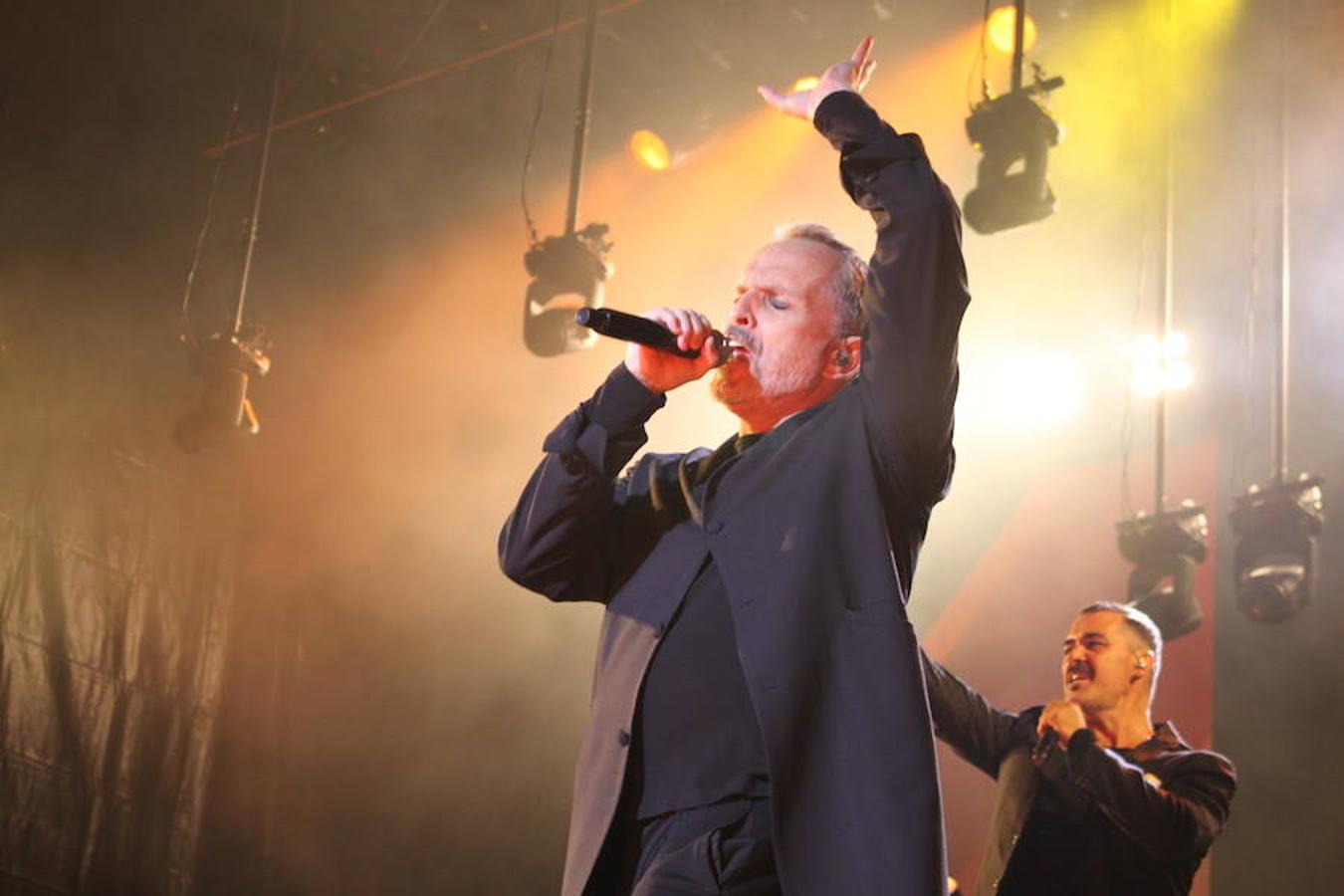 El polifacético artista Miguel Bosé protagonizó anoche un multitudinario concierto en el Arnedo Arena en el que presentó los temas de su nuevo álbum.