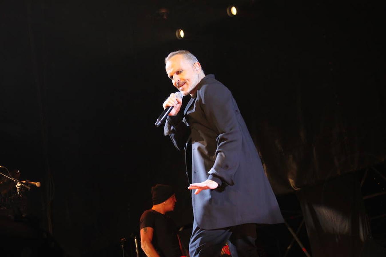 El polifacético artista Miguel Bosé protagonizó anoche un multitudinario concierto en el Arnedo Arena en el que presentó los temas de su nuevo álbum.