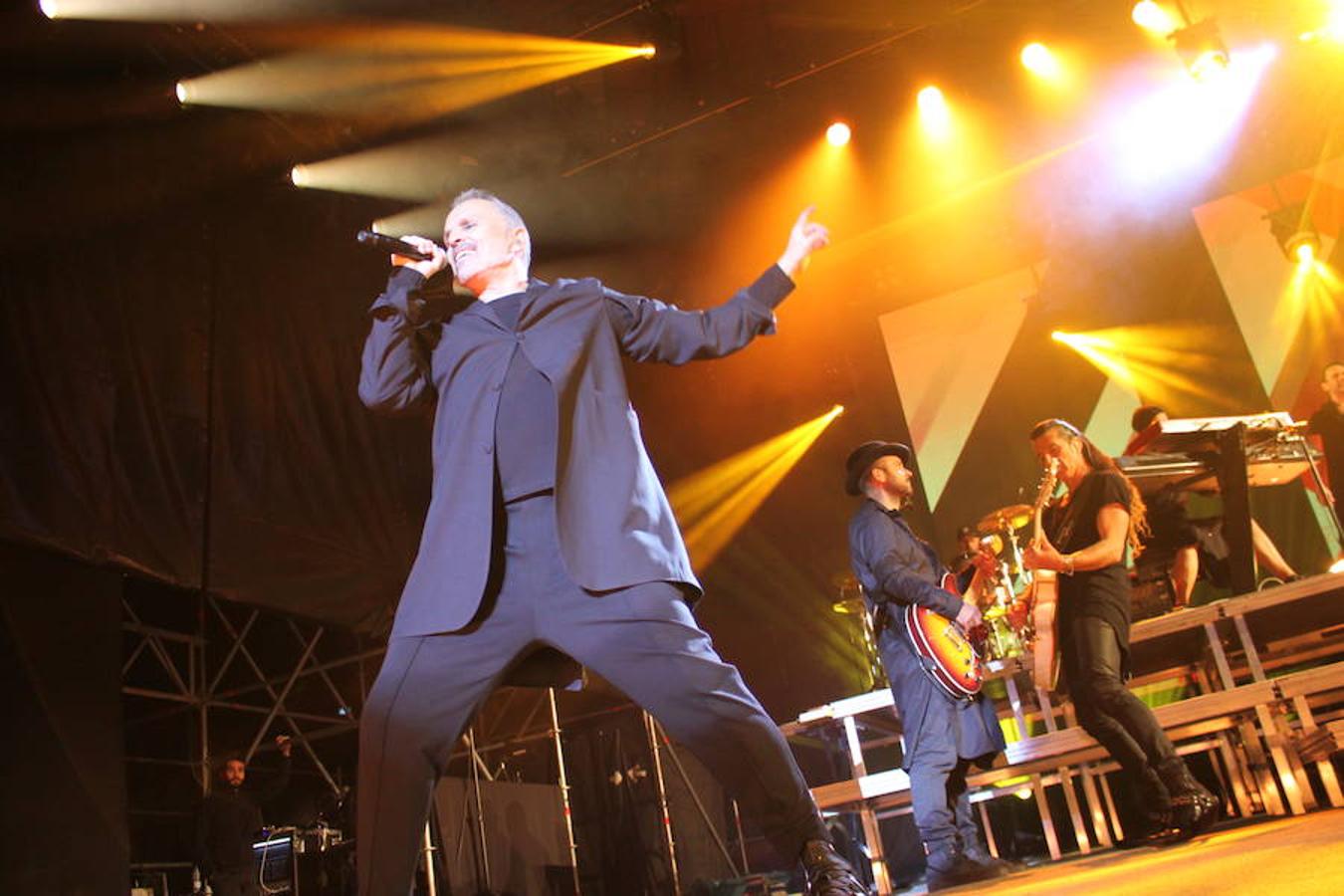 El polifacético artista Miguel Bosé protagonizó anoche un multitudinario concierto en el Arnedo Arena en el que presentó los temas de su nuevo álbum.