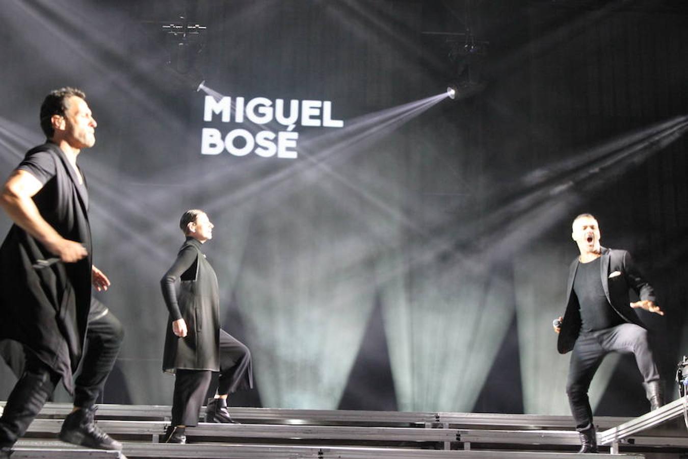 El polifacético artista Miguel Bosé protagonizó anoche un multitudinario concierto en el Arnedo Arena en el que presentó los temas de su nuevo álbum.