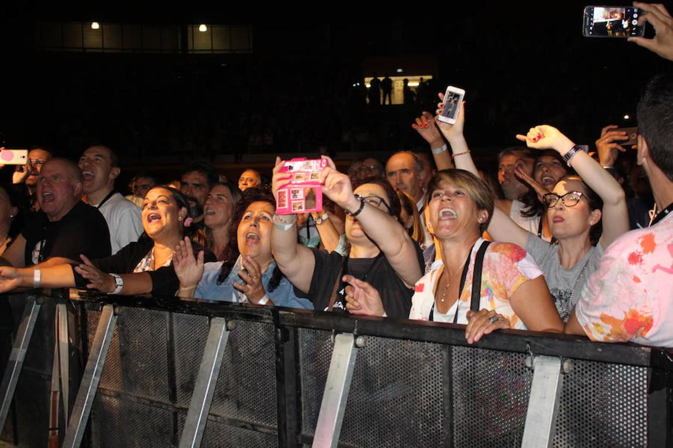 El polifacético artista Miguel Bosé protagonizó anoche un multitudinario concierto en el Arnedo Arena en el que presentó los temas de su nuevo álbum.