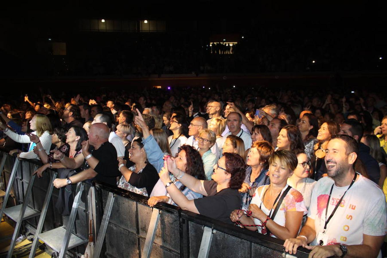 El polifacético artista Miguel Bosé protagonizó anoche un multitudinario concierto en el Arnedo Arena en el que presentó los temas de su nuevo álbum.